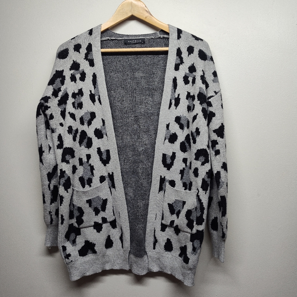 Maverik Knit Cardigan Sweater Women Size M Gray Leopard Open Stretch Modern Fall